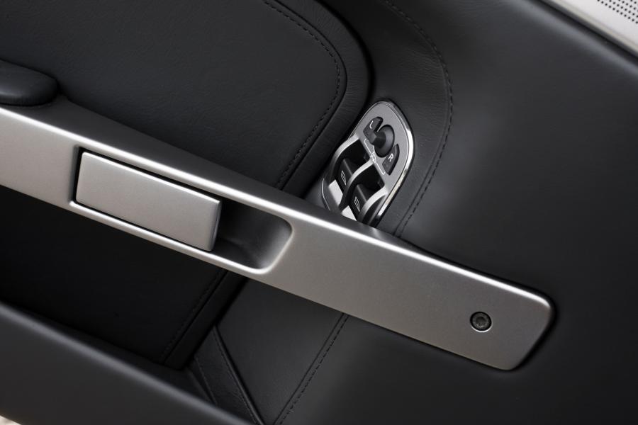 Детали интерьера Aston Martin DB9 2010 года  (WW) (фото 8 из 17)
